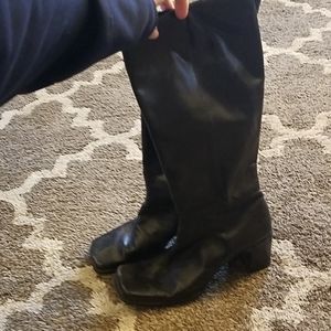 Women's Black leather boots, size 9M